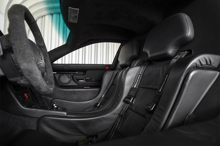 Chiếc CLK GTR chuẩn bị được rao bán vào cuối tháng 8 tới đây được sản xuất vào năm 1998, chiếc siêu xe này chỉ thỉnh thoảng được sử dụng trên các đường phố công cộng tại Mỹ, bằng chứng là đồng hồ công tơ mét của xe chỉ mới dừng lại ở con số 932 miles, tương đương 1.499 km.