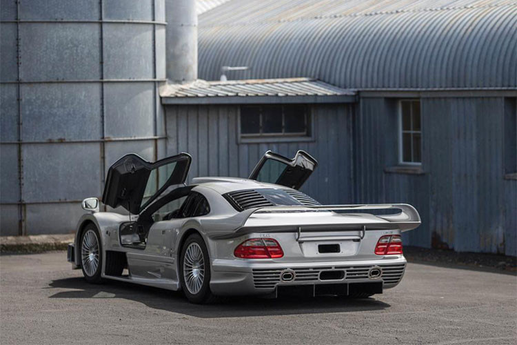 Vẫn là khối động cơ V12 quen thuộc của Mercedes-Benz CLK GTR phiên bản đường đua nhưng trên phiên bản thương mại này, dung tích động cơ của xe đã được nâng cấp lên từ 6.0 lít lên thành 6.9 lít. 