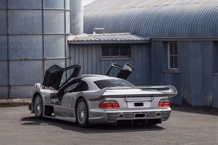 Vẫn là khối động cơ V12 quen thuộc của Mercedes-Benz CLK GTR phiên bản đường đua nhưng trên phiên bản thương mại này, dung tích động cơ của xe đã được nâng cấp lên từ 6.0 lít lên thành 6.9 lít. 
