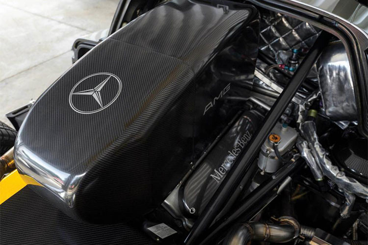 Trong số 25 chiếc Mercedes-Benz CLK GTR được sản xuất trên toàn thế giới có 23 chiếc tay lái nằm bên trái, còn 2 chiếc còn lại tay lái nằm bên phải bao gồm một chiếc Coupe và mui trần. Người sở hữu cặp đôi Mercedes-Benz CLK GTR có tay lái nằm bên phải không phải là cái tên quá xa lạ, Hassanal Bolkiah, Quốc vương của Brunei.