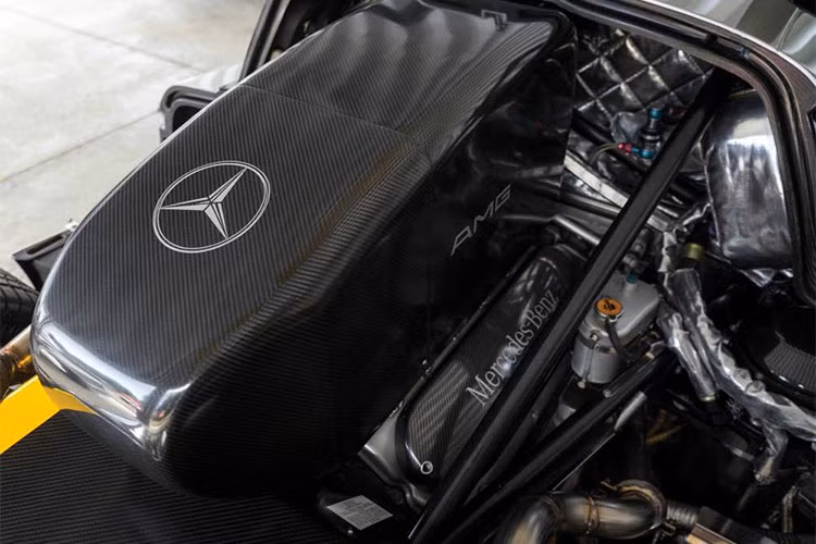 Trong số 25 chiếc Mercedes-Benz CLK GTR được sản xuất trên toàn thế giới có 23 chiếc tay lái nằm bên trái, còn 2 chiếc còn lại tay lái nằm bên phải bao gồm một chiếc Coupe và mui trần. Người sở hữu cặp đôi Mercedes-Benz CLK GTR có tay lái nằm bên phải không phải là cái tên quá xa lạ, Hassanal Bolkiah, Quốc vương của Brunei.