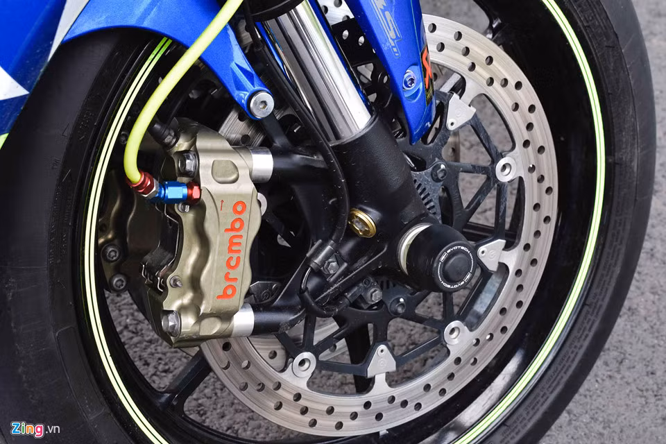Dàn chân được nâng cấp phanh Brembo Billet HP hơn 30 triệu đồng, dây dầu Hell và chốt Earl's có thể tháo rời thành từng đoạn giúp thao tác nhanh. Suzuki GSX-R1000 trang bị tiêu chuẩn công nghệ chống bó cứng phanh ABS.