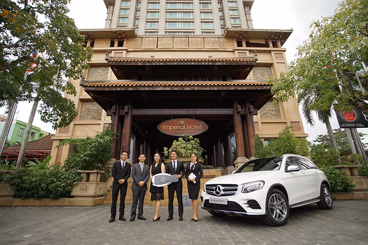 “Sự hiện diện của chiếc xe thời thượng GLC 300 AMG 4MATIC sẽ là một điểm nhấn về tính hiện đại và tiện nghi 5 sao trong tổng thể truyền thống của khách sạn Imperial Huế”, bà Nguyễn Thị Thùy Linh, Giám đốc kinh doanh khách sạn Imperial tại Huế chia sẻ.