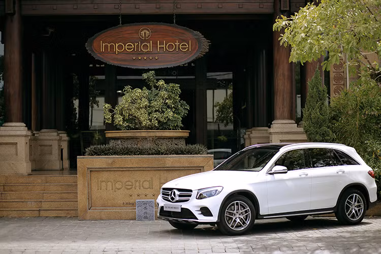 Tại thị trường Việt Nam, Mercedes-Benz GLC 300 có mức giá mới sau ngày 1/7/2016 là 2,03 tỷ đồng (trước 1/7 xe có giá 1,9 tỷ đồng), đã bao gồm thuế VAT. Trong cùng tầm giá, đây sẽ là đối thủ chính của Audi Q5, BMW X3 hay Lexus NX, những mẫu SUV tầm trung.