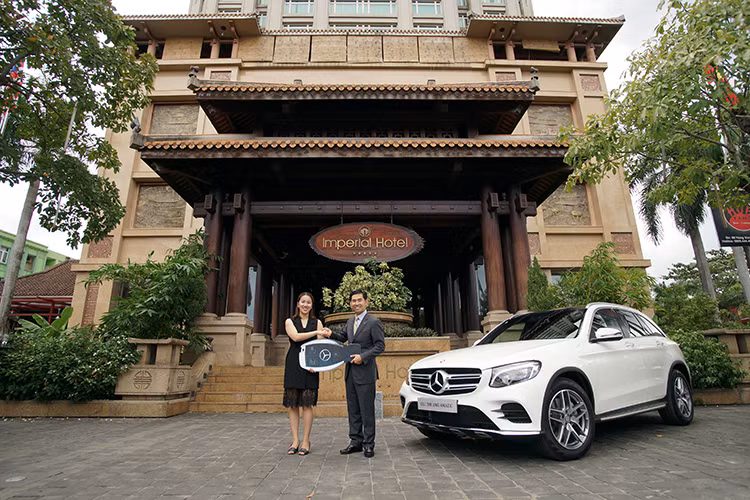 Trên hết, GLC 300 AMG 4MATIC mang lại trải nghiệm an toàn cho hành khách nhờ Hệ thống hỗ trợ phòng ngừa va chạm COLLISION PREVENTION ASSIST PLUS với chức năng hỗ trợ tự động giảm tốc, được xếp hạng an toàn 5 sao bởi Cơ quan thử nghiệm an toàn châu Âu (Euro NCAP).