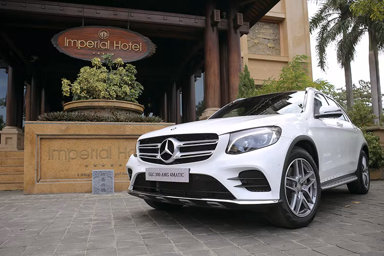 Mercedes - Benz GLC 300 AMG 4MATIC được trang bị động cơ I4 2.0L mạnh mẽ, sản sinh 245 mã lực và mô-men xoắn cực đại 370 Nm ngay từ vòng tua máy 1.200 vòng/phút, giúp chiếc xe có thể bứt tốc từ 0 - 100 km/h chỉ trong 6,5 giây.