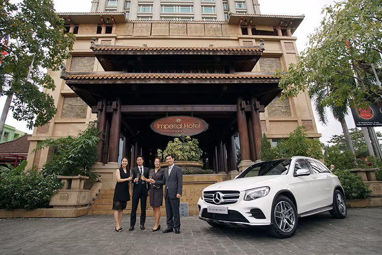  GLC 300 AMG 4MATIC vừa được được Mercedes-Benz Việt Nam (MBV) cùng đại lý ủy quyền An Du Đà Nẵng bàn giao đến khách sạn Imperial tại Huế. Đây là đơn vị lưu trú 5 sao đầu tiên tại cố đô sở hữu xe chuyên chở cao cấp thuộc thương hiệu “Ngôi sao ba cánh”.