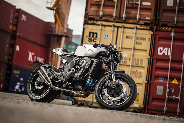 Yêu cầu của chủ xe đó là giữ lại màu sơn nguyên bản, chính vì vậy Cowboy’s Choppers đã sơn các chi tiết mới gia công trong màu bạc và phần còn lại màu đen. Sau khi nhận xe, khách hàng đã rất hài lòng với chiếc Z1000 mới độ. Theo Alex, điểm khiến chủ xe thích nhất đó là nó đem lại cảm giác tự tin mỗi lần cầm lái chiếc xe trên cung đường núi.