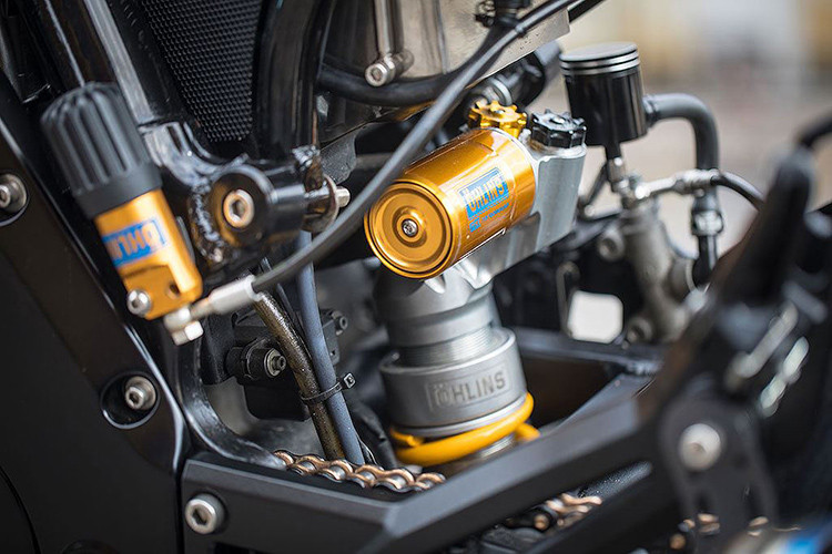 Khi bình xăng đã được lắp ở đúng vị trí trên khung, Alex đã tiếp tục tập trung tới phần đuôi xe Kawasaki Z1000 2003 này. Toàn bộ phần khung phụ phía sau nguyên bản đã được thay thế bằng khung thép ống do chính Cowboy’s Choppers gia công, tạo điểm gắn phần đuôi với yên solo và gò đặc trưng của những chiếc xe dáng cafe racer.