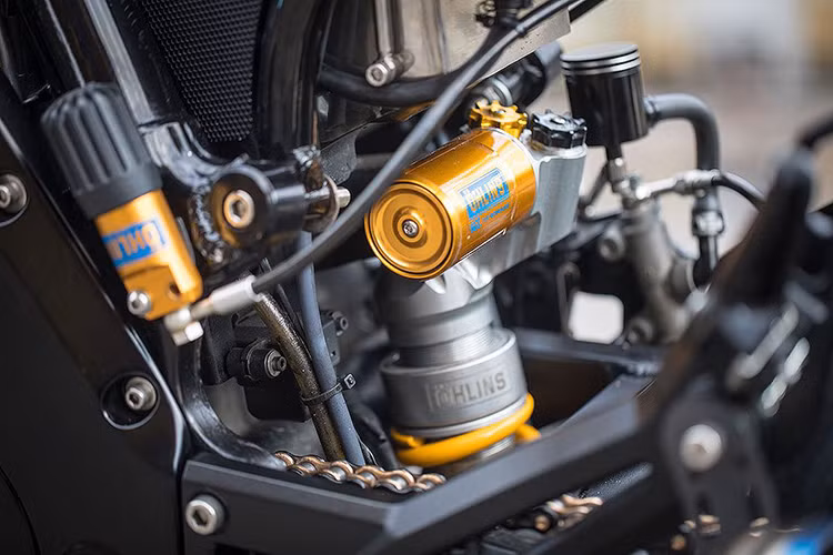 Khi bình xăng đã được lắp ở đúng vị trí trên khung, Alex đã tiếp tục tập trung tới phần đuôi xe Kawasaki Z1000 2003 này. Toàn bộ phần khung phụ phía sau nguyên bản đã được thay thế bằng khung thép ống do chính Cowboy’s Choppers gia công, tạo điểm gắn phần đuôi với yên solo và gò đặc trưng của những chiếc xe dáng cafe racer.