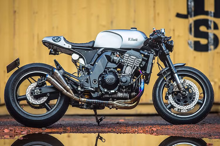 Mới đây, xưởng Cowboy’s Choppers ở Đài Loan đã chọn một chiếc xe môtô Kawasaki Z1000 để độ cafe racer. Đây là một dự án đầy thử thách - không chỉ đến từ những giới hạn thiết kế của Z1000 mà còn bởi chuyên môn chính của xưởng là những chiếc chopper, không phải là cafe racer.