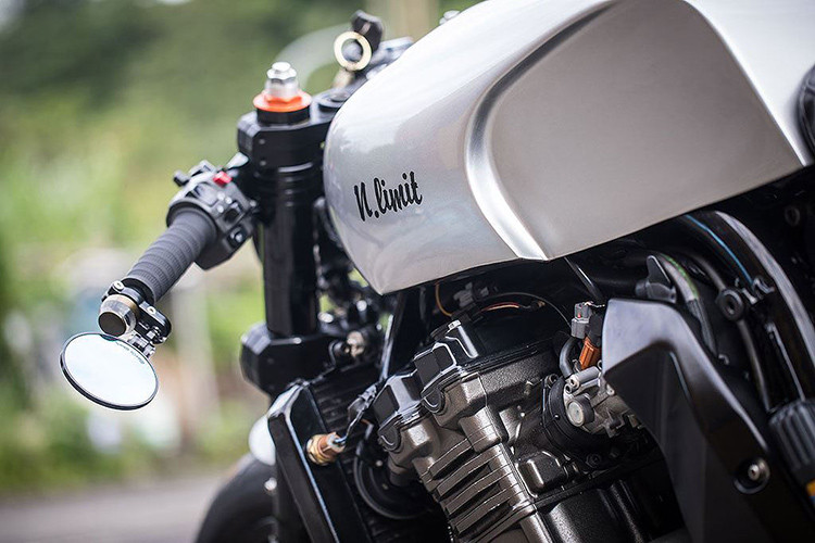 Được coi là "linh hồn" cho mỗi chiếc cafe racer, trục và bộ khung của chiếc xe được tạo ra bằng cách sắp xếp đèn pha - bình xăng lớn và đuôi xe tạo thành một đường ngang khi nhìn từ hai bên thân. Bắt đầu từ bình xăng, do khung chính của Z1000 có bề rộng quá lớn nên Cowboy’s Choppers phải tự gò cho chiếc xe một bình mới, với cảm hứng được lấy từ mẫu cafe racer Anh Quốc Norton Commando.