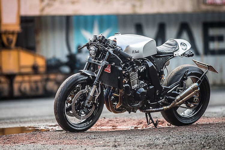 Theo Alex Yao - chủ xưởng độ Cowboy’s Choppers chia sẻ, mẫu Kawasaki Z1000 độ cafe racer này được đặt hàng bởi một vị khách cũ. Theo yêu cầu của khách hàng, anh muốn một chiếc xe kiểu cổ điển với khả năng "úp cua" tốt trên những cung đường núi tại Đài Loan, nhưng phải dựa trên cơ sở một mẫu xe phổ biến.