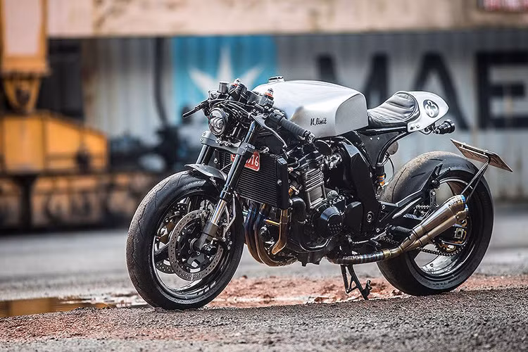 Theo Alex Yao - chủ xưởng độ Cowboy’s Choppers chia sẻ, mẫu Kawasaki Z1000 độ cafe racer này được đặt hàng bởi một vị khách cũ. Theo yêu cầu của khách hàng, anh muốn một chiếc xe kiểu cổ điển với khả năng "úp cua" tốt trên những cung đường núi tại Đài Loan, nhưng phải dựa trên cơ sở một mẫu xe phổ biến.