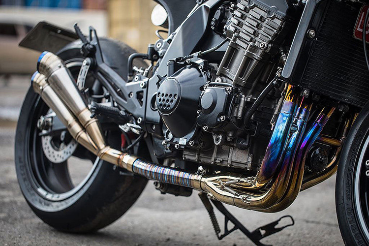 Do luật Đài Loan yêu cầu xe máy cũng phải đăng kiểm hàng năm, chính vì vậy cả bình xăng lẫn dàn đuôi mới đều được thiết kế để có thể dễ dàng tháo rời. Bằng cách mở vài con ốc và tháo jack các hệ thống điện, chủ xe có thể dễ dàng tự "về zin" cho Z1000 trước mỗi lần đi đăng kiểm.