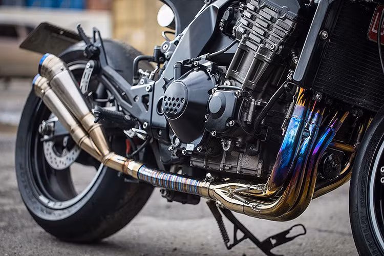 Do luật Đài Loan yêu cầu xe máy cũng phải đăng kiểm hàng năm, chính vì vậy cả bình xăng lẫn dàn đuôi mới đều được thiết kế để có thể dễ dàng tháo rời. Bằng cách mở vài con ốc và tháo jack các hệ thống điện, chủ xe có thể dễ dàng tự "về zin" cho Z1000 trước mỗi lần đi đăng kiểm.