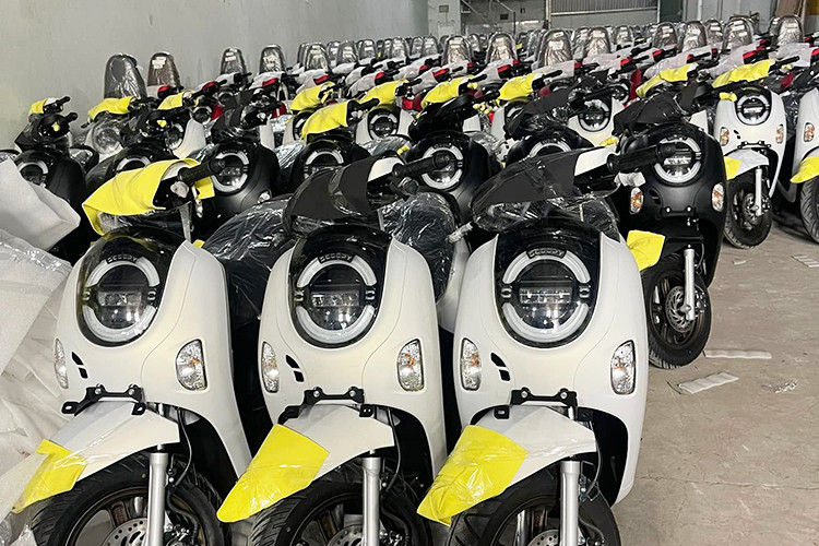 Giữa tháng 3/2025, mẫu xe tay ga Honda Scoopy 2025 về Việt Nam đã được một đại lý tư nhân nhập khẩu và phân phối ở TP.HCM. Theo thông tin từ đại lý, lô xe lần này thuộc phiên bản Smartkey và được nhập khẩu từ Indonesia.