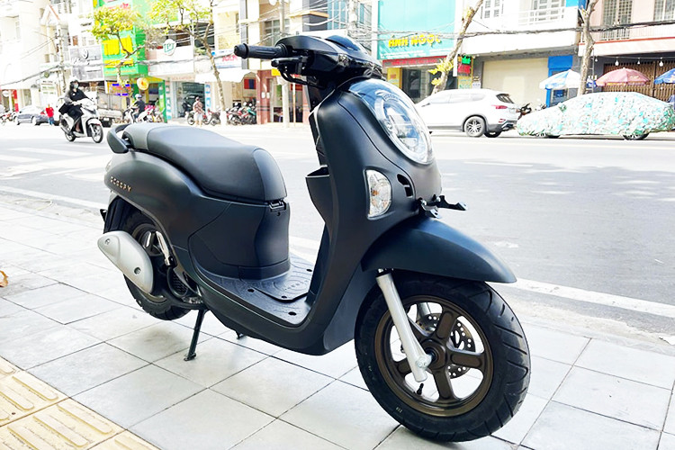 Mức giá xe Honda Scoopy 2025 chính thức vẫn chưa được các đại lý tư nhân công bố. Tuy nhiên nó hứa hẹn sẽ có mức giá hấp dẫn đối với người dùng Việt bởi đây là phiên bản nhập từ Indonesia chú không phải Thái Lan hay Nhật Bản trước đó. 