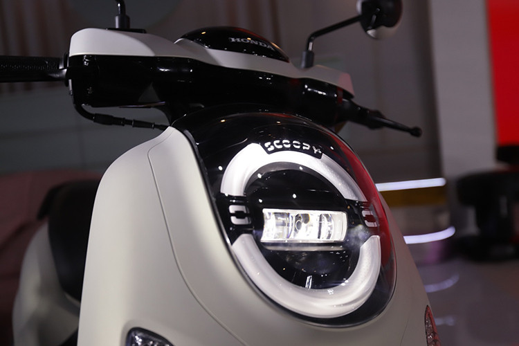 Honda Scoopy 2025 sở hữu hệ thống chiếu sáng LED hoàn toàn mới. Đèn pha dạng thanh ngang kết hợp với dải đèn định vị DRL hình bán nguyệt lồng vào nhau, tạo hiệu ứng thẩm mỹ độc đáo.