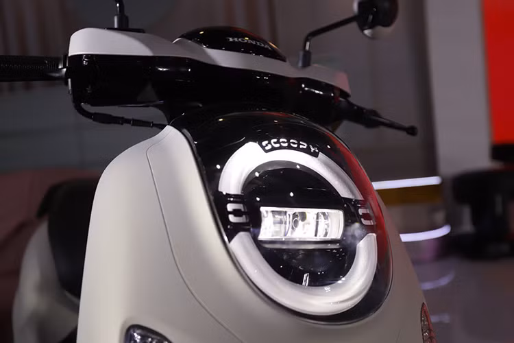 Honda Scoopy 2025 sở hữu hệ thống chiếu sáng LED hoàn toàn mới. Đèn pha dạng thanh ngang kết hợp với dải đèn định vị DRL hình bán nguyệt lồng vào nhau, tạo hiệu ứng thẩm mỹ độc đáo.