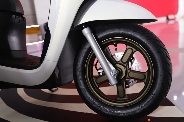 Honda Scoopy 2025 sử dụng bộ mâm 5 chấu 12 inch thiết kế mới. Hệ thống phanh gồm phanh đĩa phía trước và phanh tang trống phía sau. Hệ thống treo gồm phuộc ống lồng phía trước và giảm xóc đơn lệch một bên phía sau. 