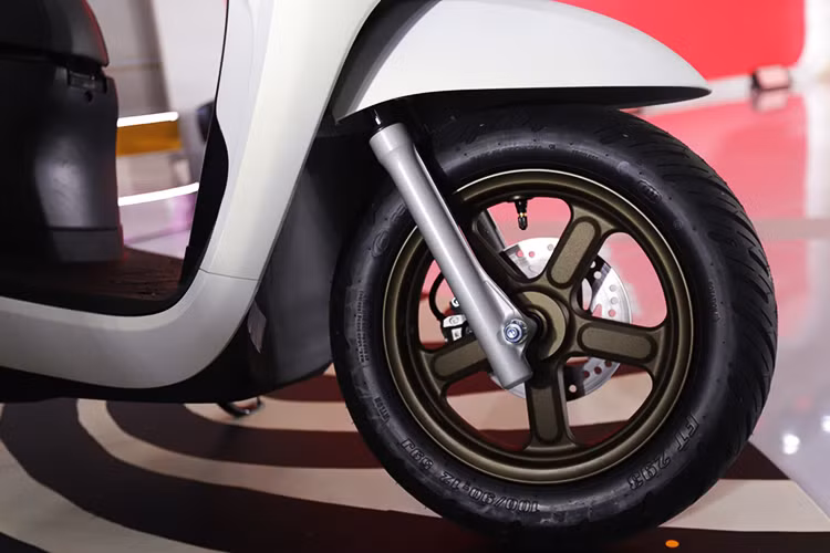 Honda Scoopy 2025 sử dụng bộ mâm 5 chấu 12 inch thiết kế mới. Hệ thống phanh gồm phanh đĩa phía trước và phanh tang trống phía sau. Hệ thống treo gồm phuộc ống lồng phía trước và giảm xóc đơn lệch một bên phía sau. 