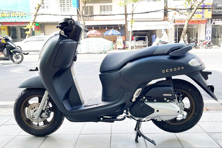 Đặc biệt, mẫu xe tay ga Honda Scoopy 2025 mới về Việt Nam có mức tiêu thụ nhiên liệu chỉ khoảng 1,7 lít/100 km, cho phép người dùng di chuyển trong thời gian dài mà không cần đổ xăng thường xuyên.