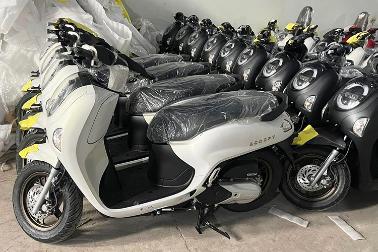 Bước sang thế hệ thứ 6, mẫu xe ga Honda Scoopy 2025 vẫn duy trì phong cách mềm mại nhưng có nhiều thay đổi đáng chú ý. Xe có kích thước dài x rộng x cao lần lượt là 1.869 x 693 x 1.075 mm, trục cơ sở dài 1.251 mm.