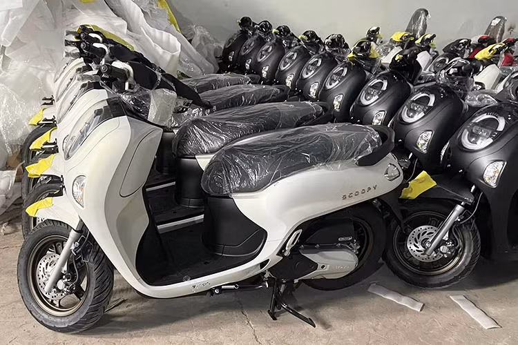 Bước sang thế hệ thứ 6, mẫu xe ga Honda Scoopy 2025 vẫn duy trì phong cách mềm mại nhưng có nhiều thay đổi đáng chú ý. Xe có kích thước dài x rộng x cao lần lượt là 1.869 x 693 x 1.075 mm, trục cơ sở dài 1.251 mm.