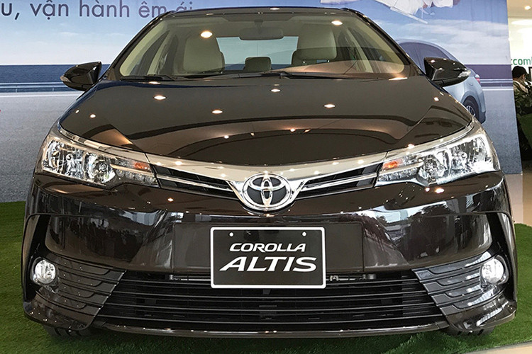 &#x8;Mẫu xe Toyota Corolla 2018 là phiên bản nâng cấp mới nhất, nhưng là lần thay đổi ngoại hình đáng kể nhất của mẫu xe Altis từng ra mắt lần đầu tại Việt Nam năm 2014. So với phiên bản trước, xe chỉ có một số thay đổi về thiết kế ngoại thất cùng trang bị công nghệ hiện đại và an toàn hơn và kích thước của xe không đổi.