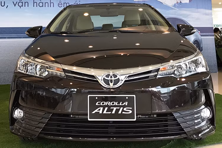 Mẫu xe Toyota Corolla 2018 là phiên bản nâng cấp mới nhất, nhưng là lần thay đổi ngoại hình đáng kể nhất của mẫu xe Altis từng ra mắt lần đầu tại Việt Nam năm 2014. So với phiên bản trước, xe chỉ có một số thay đổi về thiết kế ngoại thất cùng trang bị công nghệ hiện đại và an toàn hơn và kích thước của xe không đổi.