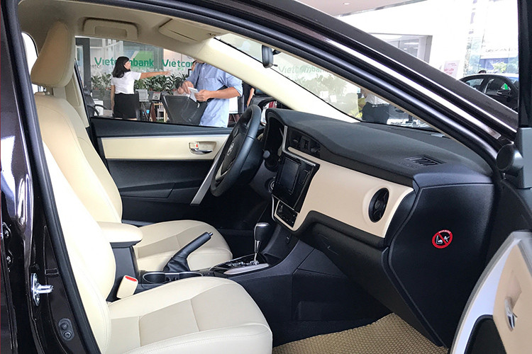 Các trang bị đáng chú ý trên Altis 2018 các bản CVT là điều hòa tự động 1 vùng, khởi động không cần chìa, vô-lăng tích hợp nút điều khiển âm thanh và hàng ghế sau gập theo tỷ lệ 60:40. Các bản cao cấp có ga tự động Cruise Control và ghế lái kiểu thể thao, chỉnh điện 8 hướng.