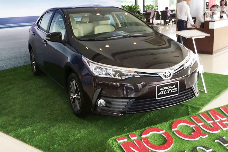 Theo nhiều người dùng đánh giá, Corolla Altis sở hữu thiết kế khá bảo thủ, trang bị tiện nghi và an toàn được đánh giá chưa xứng với tầm giá và thua một các đối thủ như Hyundai Elantra, Kia Cerato, Mazda3… Phiên bản 2019 được cho là sẽ nhập khẩu nguyên chiếc thay vì lắp ráp trong nước như trước đây, bên cạnh đó mức giá cũng rẻ hơn.