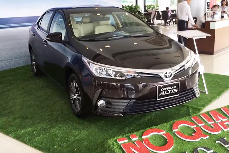 Theo nhiều người dùng đánh giá, Corolla Altis sở hữu thiết kế khá bảo thủ, trang bị tiện nghi và an toàn được đánh giá chưa xứng với tầm giá và thua một các đối thủ như Hyundai Elantra, Kia Cerato, Mazda3… Phiên bản 2019 được cho là sẽ nhập khẩu nguyên chiếc thay vì lắp ráp trong nước như trước đây, bên cạnh đó mức giá cũng rẻ hơn.