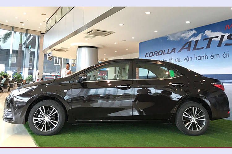 Theo một số nguồn tin từ đại lý, việc giảm giá Toyota Corolla Altis tại Việt Nam là phía nhà phân phối chính hãng hiện đang rục rịch cho ra mắt phiên bản mới nhằm củng cố sức mạnh để tranh dành thị phần với các đối thủ còn lại. Chính vì vậy việc "dọn kho" để đón bản mới về và kiếm doanh số cũng không phải điều ngạc nhiên.