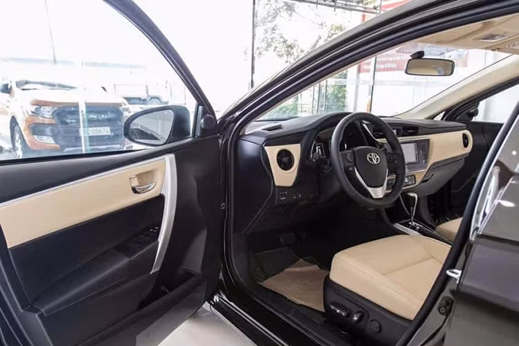 Bên trong nội thất của Corolla Altis phiên bản nâng cấp 2018 không có nhiều thay đổi. Khác biệt dễ nhận thấy là cửa gió điều hòa hai bên dạng hình tròn với hình sao 5 cánh ở giữa. Ghế của Altis 2.0V là ghế da màu đen, 1.8G ghế da màu kem và bản 1.8E dùng ghế nỉ.