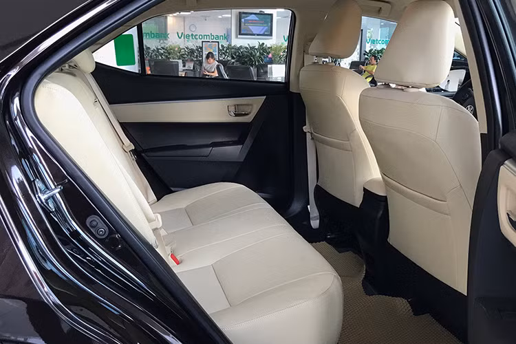 Một điểm đáng chú ý là hệ thống cân bằng điện tử VSC được trang bị cho tất cả các phiên bản Corolla Altis 2018 thay vì chỉ có trên bản 2.0V trước đây. Được biết, các bản 2.0V được trang bị cảm biến lùi, cảm biến góc trước và sau; bản 1.8G được trang bị cảm biến lùi. Riêng bản 2.0V Sport có thêm camera lùi được tích hợp trên gương chiếu hậu.