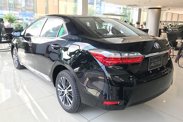 Toyota Corolla Altis 2018 gồm hai lựa chọn động cơ xăng 1.8L và 2.0L như phiên bản trước. Phiên bản 1.8L có công suất cực đại 138 mã lực và momen xoắn cực đại đạt 173 Nm, trong khi phiên bản 2.0L có công suất 143 mã lực và mô-men xoắn cực đại đạt 187 Nm. Ngoại trừ bản 1.8E MT sử dụng số tay 6 cấp, tất cả các bản còn lại đều sử dụng hộp số vô cấp với 7 cấp số ảo và có bổ sung chế độ lái thể thao.
