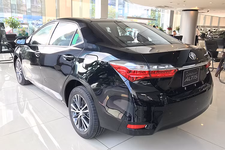 Toyota Corolla Altis 2018 gồm hai lựa chọn động cơ xăng 1.8L và 2.0L như phiên bản trước. Phiên bản 1.8L có công suất cực đại 138 mã lực và momen xoắn cực đại đạt 173 Nm, trong khi phiên bản 2.0L có công suất 143 mã lực và mô-men xoắn cực đại đạt 187 Nm. Ngoại trừ bản 1.8E MT sử dụng số tay 6 cấp, tất cả các bản còn lại đều sử dụng hộp số vô cấp với 7 cấp số ảo và có bổ sung chế độ lái thể thao.