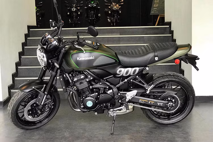Kawasaki Z900RS là mẫu xe được phát triển lấy cảm hứng từ mẫu Kawasaki Z1 huyền thoại của hãng trong những năm 1970. Với phong cách Neo Retro, Kawasaki Z900RS mang ngoại hình cổ điển với bình xăng giọt nước, động cơ lộ hoàn toàn ra ngoài, đuôi xe kéo dài, yên một mảnh.