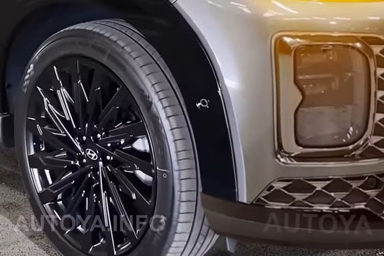 Tuy mẫu xe Hyundai SantaFe thế hệ mới này chỉ là bản dựng không chính thức nhưng những gì NYMammoth thể hiện đã mang đến niềm tin cho người hâm mộ rằng SantaFe có thể quay lại cuộc đua SUV trong năm 2025.