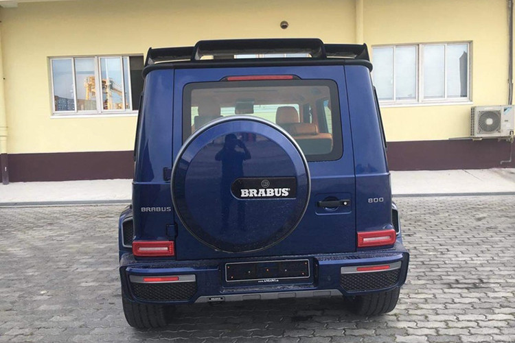 Những thay đổi ở động cơ cũng giúp Mercedes-AMG G63 Brabus 800 rút ngắn thời gian tăng tốc từ vị trí xuất phát lên 100 km/h chỉ trong vòng 4,1 giây. Vận tốc tối đa vẫn là 240 km/h do bị khóa tua điện tử.