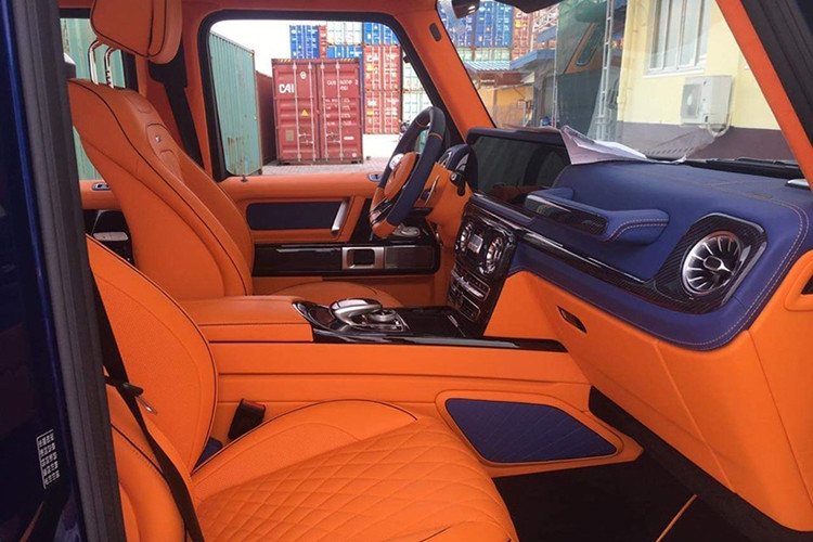 Tiến vào bên trong khoang lái, chiếc SUV hạng sang Mercedes-AMG G63 Brabus 800 này có nội thất màu cam rực rỡ kết hợp da bọc màu xanh dương Brilliant Blue, tông xuyệt tông với màu sơn ngoại thất.