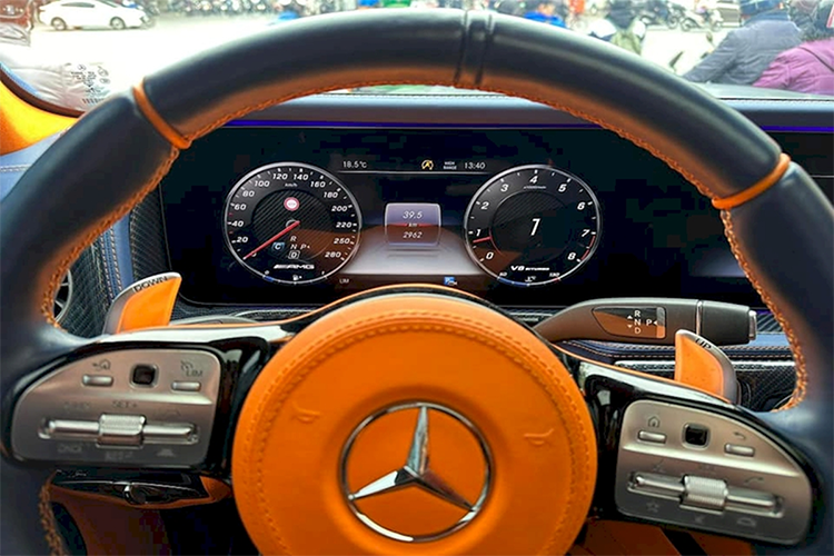 Ngoài ra, ngoại thất của xe Mercedes-AMG G63 Brabus 800 biển ngũ quý 7 này còn sở hữu rất nhiều tùy chọn carbon do thuộc bản độ Brabus 800 Widestar, bộ la-zăng đúc Brabus Platinum Edition Monoblock kích thước 23 inch, hệ thống ống xả bằng thép không gỉ.