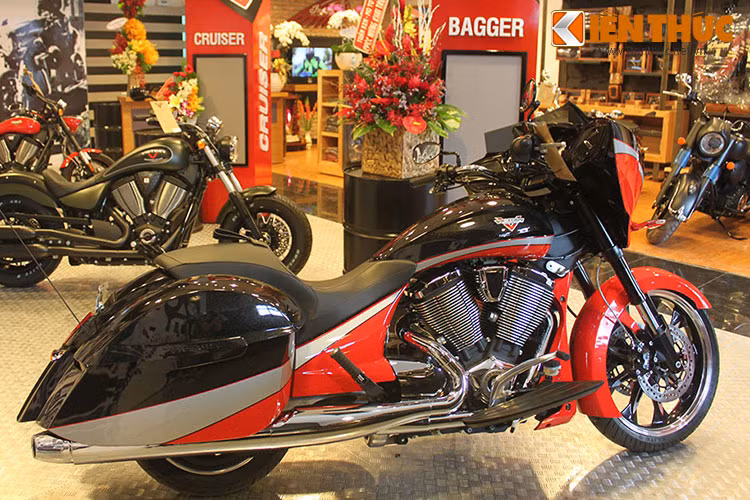 Với việc showroom đầu tiên của hai hãng môtô đình đám Victory và Indian có mặt tại thị trường Việt, được xem là dấu ấn khá quan trọng trên thị trường môtô phân khối lớn giàu tiềm năng này. Nó sẽ mở màn cho hàng loạt cuộc đổ bộ mới vào Việt Nam.