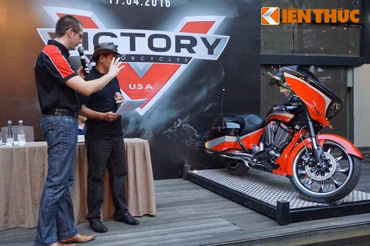 Victory Motorcycles là một hãng xe có tuổi đời còn khá trẻ, chỉ bắt đầu từ năm 1997. Vào thời điểm đó, Polaris đã lập ra Victory với mục đích tạo ra những chiếc môtô đậm phong cách Mỹ, sử dụng động cơ V-Twin và sản xuất tại Mỹ để cạnh tranh trực tiếp với Harley-Davidson.