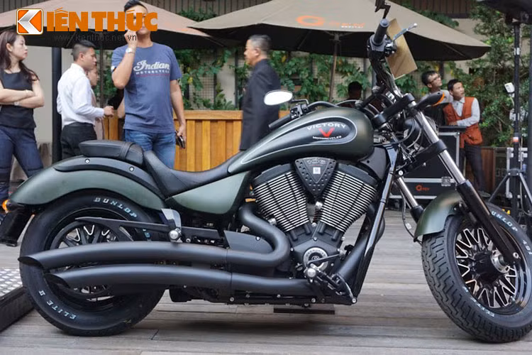 Trái ngược với Victory, Indian Motorcycles lại có một lịch sử rất lâu đời, thậm chí còn lâu hơn cả Harley-Davidson khi đã được ông George M. Hendee thành lập từ năm 1897 để sản xuất xe đạp và chính thức đổi tên thành Indian vào năm 1901.