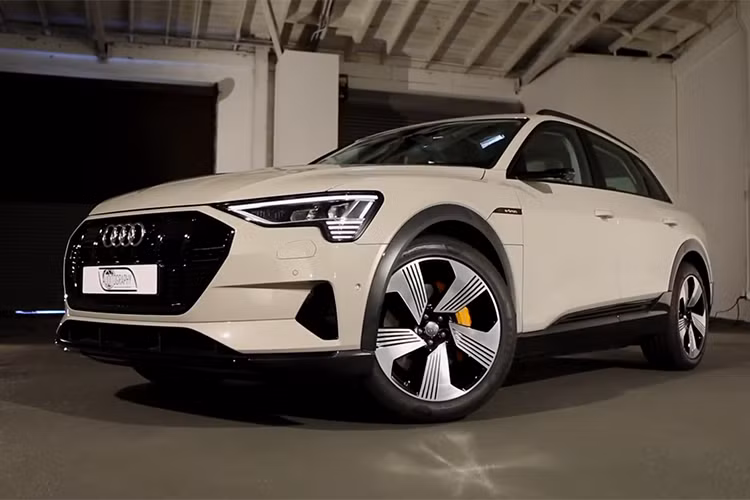 Audi e-tron 55 quattro tiêu chuẩn hiện có 2 mô-tơ điện sản sinh tổng công suất 402 mã lực và mô-men xoắn cực đại 490 lb-ft (664 Nm). Các mô-tơ vận hành nhờ một cụm pin lithi-ion 95 kWh, xe có thể gia tốc từ 0-100 km/h trong 5,7 giây. Bên cạnh đó, e-tron cũng có tốc độ tối đa là 200 km/h và tổng cự li di chuyển 417 km trong chu kỳ thử nghiệm WLTP.
