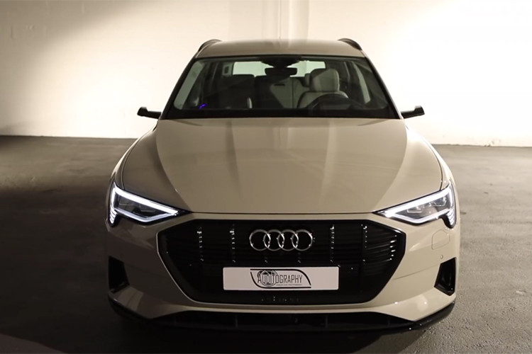 Các thông số kỹ thuật cụ thể hơn vẫn là một điều bí ẩn, nhưng mẫu Audi e-tron hiện tại đang khởi điểm ở giá 74.800 USD (khoảng 1,74 tỷ đồng).