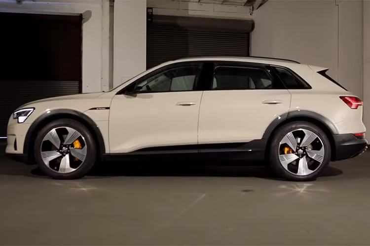 Thông tin được đưa ra bởi tạp chí đình đám Top Gear không thực chi tiết, nhưng nói rằng phiên bản tiêu chuẩn sẽ đến vào năm sau. Người mua mong đợi phiên bản hiệu suất cao sẽ phải chờ lâu hơn bởi ít nhất tới đầu năm 2020 mẫu xe sang điện Audi e-tron mới có cơ hội ra mắt.